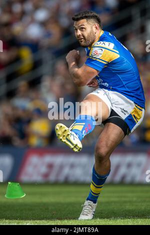 Leeds, Großbritannien. 07. August 2022. Rhyse Martin #12 von Leeds Rhinos mit einem weiteren erfolgreichen Umbau während des Spiels in Leeds, Großbritannien am 8/7/2022. (Foto von James Heaton/News Images/Sipa USA) Quelle: SIPA USA/Alamy Live News Stockfoto