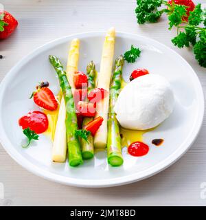 Burrata-Käse mit Spargel und Erdbeeren Stockfoto