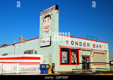 An der Fassade der Wonder Bar, einem Veranstaltungsort für Live-Musik im Asbury Park, New Jersey, an der Küste von Jersey, erscheint ein Gemälde der Figur Tillie Stockfoto