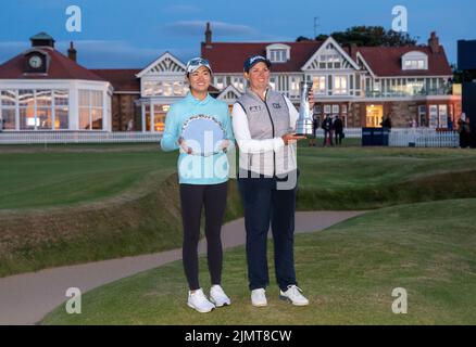 Ashleigh Buhai aus Südafrika mit der US-amerikanischen Trophäe und Silbermedaillengewinnerin Rose Zhang beim AIG Women's Open im Muirfield in Gullane, Schottland. Bilddatum: Sonntag, 7. August 2022. Stockfoto