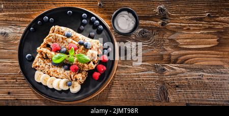 Ein Teller Pfannkuchen mit Käse und Obst Stockfoto
