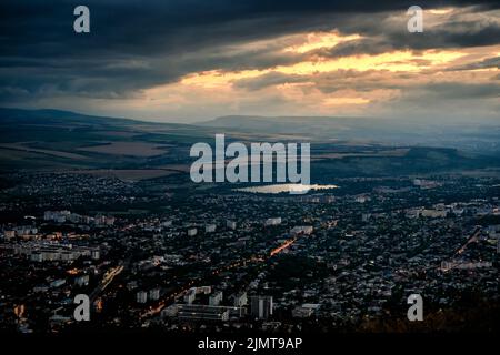 Landschaft von Pyatigorsk bei Sonnenuntergang, Blick vom Maschuk-Berg, Russland. Schöne Landschaft von Pyatigorsk mit dramatischen Abendhimmel. Malerisches Panorama der Nacht Stockfoto