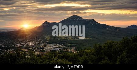 Landschaft von Pyatigorsk bei Sonnenuntergang, Blick auf die Stadt von Beschtau Mount Hintergrund, Russland. Dieser Berg ist das Wahrzeichen der Region Stavropol. Landschaftliches Panorama von P Stockfoto