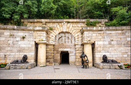 Pyatigorsk, Russland - 19. Jul 2022: Eingang des Proval-Sees, Pyatigorsk, Region Stawropol. Dieser Karstausfall ist die Touristenattraktion von Pjatigorsk. Szenerie Stockfoto