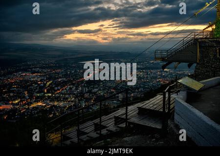 Seilbahnstation auf dem Berg Maschuk bei Nacht, Pyatigorsk, Russland. Schöne Skyline, Landschaft von Pyatigorsk mit Sonnenuntergang Himmel. Pyatigorsk Stadt Standseilbahn vi Stockfoto