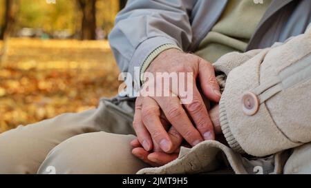 Nahaufnahme faltige Hände Älteres Paar reifer Rentner Mann Mann streichelende Frau auf der Hand verbringen Zeit zusammen im Herbst Park zeigen Liebe Unterstützung Mitte-ag Stockfoto