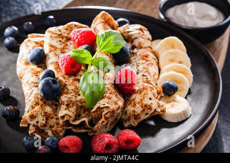 Ein Teller Pfannkuchen mit Käse und Obst Stockfoto