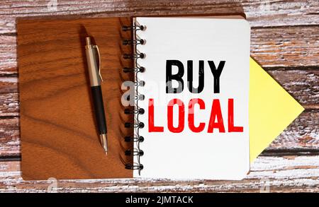 Textschild mit der Anzeige „Lokal kaufen“. Konzeptionelles Foto Kaufen Kauf Kauf lokal Laden Markt Kaufen lokale Händler auf Notizbuch geschrieben mit Markierung auf dem Stockfoto