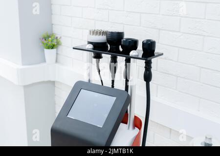 Schlankheits Vakuum heiße Massage-Maschine. Vakuummassage von Gesäß und Beinen. Konzept der Medizin Salon Stockfoto