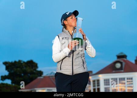 Gullane, Schottland, Großbritannien. 7.. August 2022. Finalrunde der AIG Women’s Open Golf Championship in Muirfield in East Lothian. PIC; Ashleigh Buhai aus Südafrika feiert das Loch des siegreichen Putts auf 4. Extraholes, um heute Abend die AIG Women’s Open in Muirfield zu gewinnen. Sie schlug in Gee Chun aus Südkorea auf dem 4. zusätzlichen Loch in einem Playoff, nachdem beide Spieler zehn unter Par. Iain Masterton/Alamy Live News beendet hatten Stockfoto