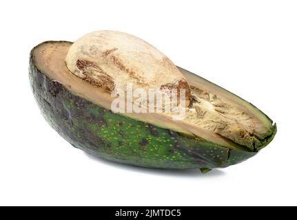 Halb verfaulte Avocado mit isolierter Grube auf weißem Hintergrund Stockfoto