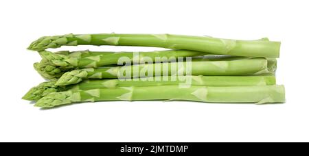 Bund frischer roher Spargel auf weißem, isoliertem Hintergrund Stockfoto