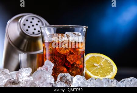 Zusammensetzung mit einem alkoholischen Getränk und einem Cocktail-Shaker Stockfoto