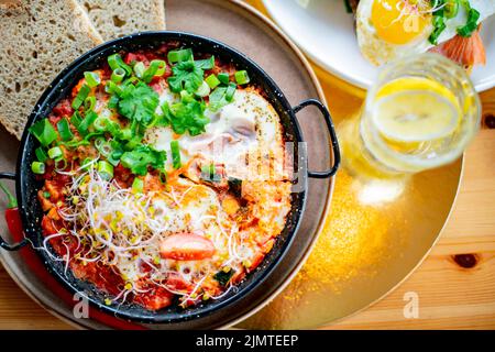 Eiershakshouka-Gericht auf einem Restauranttisch Stockfoto