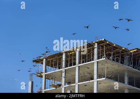 Es ist derzeit dabei, ein mehrstöckiges Mehrfamilienhaus entlang der Straßen der Stadt zu bauen Stockfoto