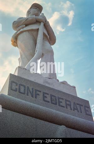 Das konföderierte Denkmal steht gegenüber dem Dooly County Courthouse in Wien, Georgia. Ein Abbild eines Soldaten der konföderierten Armee steht. Stockfoto