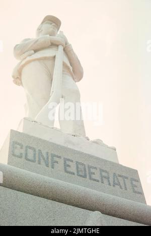 Das konföderierte Denkmal steht gegenüber dem Dooly County Courthouse in Wien, Georgia. Ein Abbild eines Soldaten der konföderierten Armee steht. Stockfoto