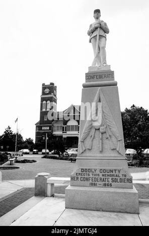 Das konföderierte Denkmal steht gegenüber dem Dooly County Courthouse in Wien, Georgia. Ein Abbild eines Soldaten der konföderierten Armee steht. Stockfoto