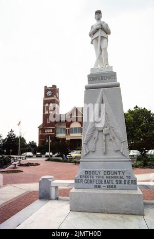 Das konföderierte Denkmal steht gegenüber dem Dooly County Courthouse in Wien, Georgia. Ein Abbild eines Soldaten der konföderierten Armee steht. Stockfoto