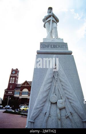 Das konföderierte Denkmal steht gegenüber dem Dooly County Courthouse in Wien, Georgia. Ein Abbild eines Soldaten der konföderierten Armee steht. Stockfoto