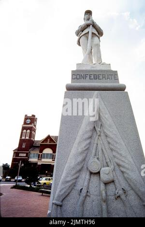 Das konföderierte Denkmal steht gegenüber dem Dooly County Courthouse in Wien, Georgia. Ein Abbild eines Soldaten der konföderierten Armee steht. Stockfoto