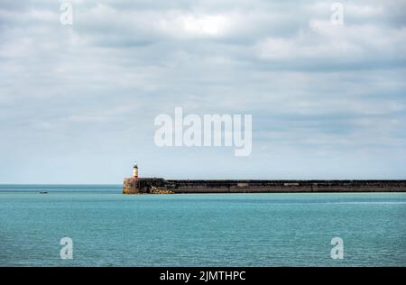 Newheaven Breakwater Lighthouse tagsüber, East Sussex, Südostengland Stockfoto