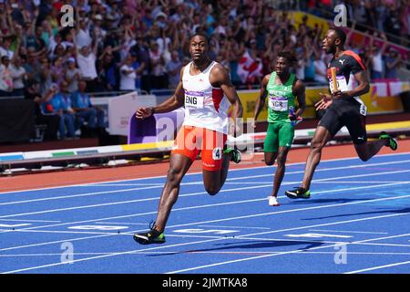 BILDUNTERSCHRIFTENKORREKTUR: Englands Ojie Edohurun (links) in Aktion während der Männer-Staffel 4 x 100m - Finale im Alexander Stadium am zehnten Tag der Commonwealth Games 2022 in Birmingham. Bilddatum: Sonntag, 7. August 2022. Siehe PA-Geschichte COMMONWEALTH Athletics. Bildnachweis sollte lauten: Martin Rickett/PA Wire. EINSCHRÄNKUNGEN: Die Nutzung unterliegt Einschränkungen. Nur redaktionelle Verwendung, keine kommerzielle Nutzung ohne vorherige Zustimmung des Rechteinhabers. Stockfoto