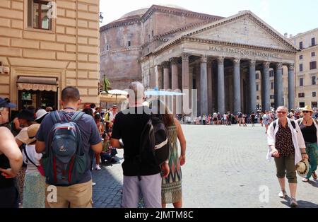 Rom, Italien. 07. August 2022. Touristen in Rom, Italien am 7. August 2022. (Foto: Elisa Gestri/Sipa USA) Quelle: SIPA USA/Alamy Live News Stockfoto