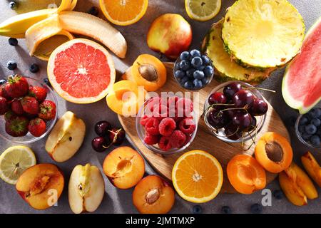 Zusammensetzung mit einer Vielzahl von frischen kulinarischen Früchten Stockfoto