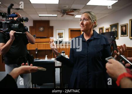 SCARLETT LEWIS , Mutter des 6-jährigen Sandy Hook, der das Opfer Jesse Lewis erschießt hat, spricht mit den Medien, nachdem die Juroren am Freitag, den 5. August 2022, im Travis County Courthouse in Austin ein Schadenersatzurteil in Höhe von $45,2 Millionen gegen Alex Jones zurückgebracht haben. Dies ist zusätzlich zu den $4,1 Millionen, die er am Donnerstag bezahlen musste. Kredit: Briana Sanchez/POOL Stockfoto