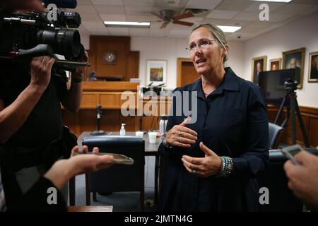 SCARLETT LEWIS , Mutter des 6-jährigen Sandy Hook, der das Opfer Jesse Lewis erschießt hat, spricht mit den Medien, nachdem die Juroren am Freitag, den 5. August 2022, im Travis County Courthouse in Austin ein Schadenersatzurteil in Höhe von $45,2 Millionen gegen Alex Jones zurückgebracht haben. Dies ist zusätzlich zu den $4,1 Millionen, die er am Donnerstag bezahlen musste. Kredit: Briana Sanchez/POOL Stockfoto