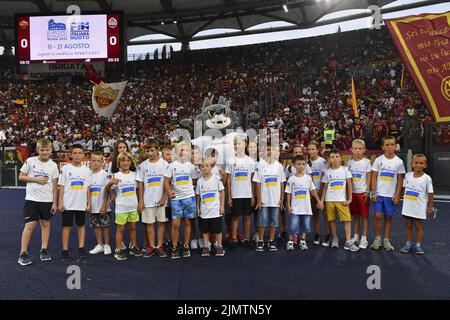 Ukrainische Kinder, die das Freundschaftsspiel zwischen A.S. Roma und FC Shakhtar Donezk im Stadio Olimpico am 7.. August 2022 in Rom, Italien, aushalten. Stockfoto