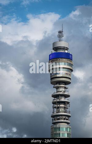 London, Großbritannien - 3. Juli 2022: Nahaufnahme des BT-Kommunikationsturms auf der Spitze einer dicken blauen Wolkenlandschaft. Stockfoto