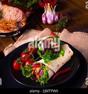 Leckere Pulled Schweinefleisch Wrap mit Gemüse. Stockfoto