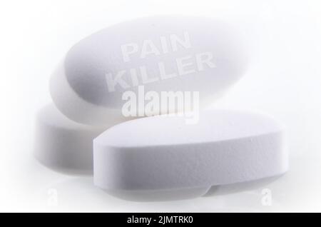 Zusammensetzung mit pharmazeutischen Arzneimitteltabletten auf weißem Hintergrund. Stockfoto