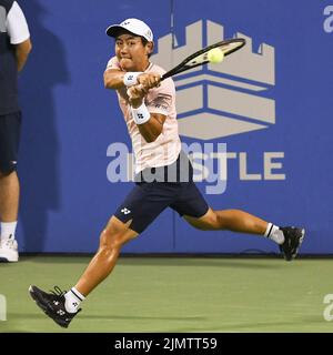 6. August 2022, Washington, District of Columbia, USA: YOSHIHITO NISHIOKA trifft während seines Spiels gegen Andrey Rublev im Rock Creek Tennis Center eine Rückhand. (Bild: © Kyle Gustafson/ZUMA Press Wire) Stockfoto