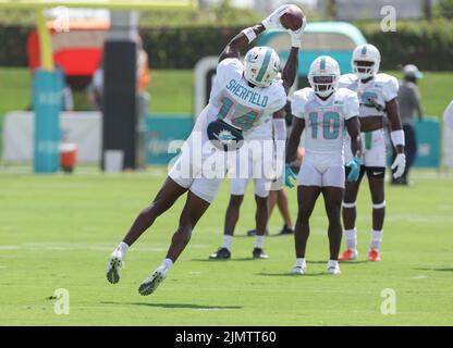 Miami. FL USA; Breitempfänger Trent Sherfield (14) empfängt am Samstag, den 6. August 2022, während des Miami Dolphins Training Camp im Baptist Health T Stockfoto