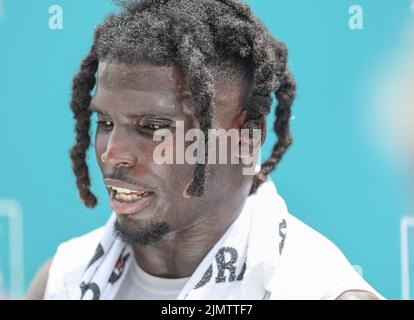 Miami. FL USA; Wide Receiver Tireek Hill (10) beantwortete Fragen auf dem Podium nach dem Miami Dolphins Training Camp am Samstag, 6. August 2022, in Bapti Stockfoto