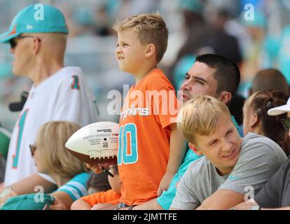 Miami. FL USA; Fans beobachten die Praxis während des Miami Dolphins Training Camp, Samstag, 6. August 2022, im Baptist Health Training Complex. (Kim Hukar Stockfoto