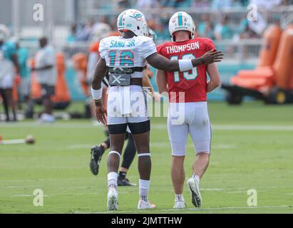 Miami. FL USA; Wide Receiver Mohamed Sanu (16) und Backup Quarterback Skylar Thompson (19) fahren beim Miami Dolphins Training gemeinsam vom Spielfeld Stockfoto