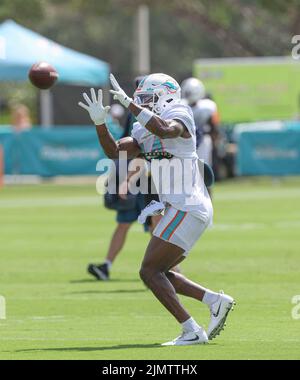 Miami. FL USA; Breitempfänger Trent Sherfield (14) empfängt am Samstag, den 6. August 2022, während des Miami Dolphins Training Camp im Baptist Health T Stockfoto