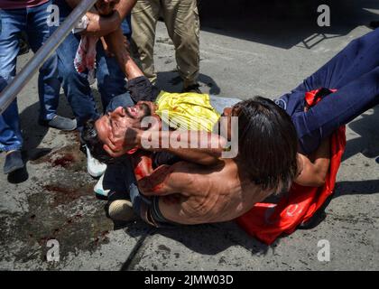 Srinagar, Indien. 08. August 2022. Polizisten schlugen zwei schiitische muslime mit Stöcken, nachdem sie am 7. August 2022 versuchten, die Ausgangssperre zu brechen und eine religiöse Prozession in Srinagar, Kaschmir, Indien, abzuhalten. (Foto von Hassnain Riza/Sipa USA) Quelle: SIPA USA/Alamy Live News Stockfoto