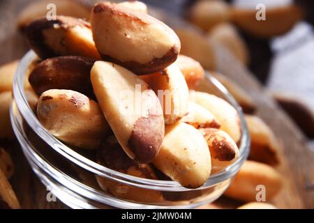 Zusammensetzung mit einer Schüssel geschälte paranüsse. Delikatessen Stockfoto