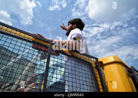 Srinagar, Indien. 08. August 2022. Ein schiitischer Trauerschreier ruft am 7. August 2022 in Srinagar, Kaschmir, Indien, ein Polizeifahrzeug der Spitzenklasse an. (Foto von Hassnain Riza/Sipa USA) Quelle: SIPA USA/Alamy Live News Stockfoto