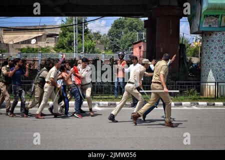 Srinagar, Indien. 08. August 2022. Polizisten verhaften schiitische Trauernde, nachdem sie am 7. August 2022 in Srinagar, Kaschmir, Indien, eine religiöse Prozession durchgeführt hatten, um die Ausgangssperre zu brechen. (Foto von Hassnain Riza/Sipa USA) Quelle: SIPA USA/Alamy Live News Stockfoto