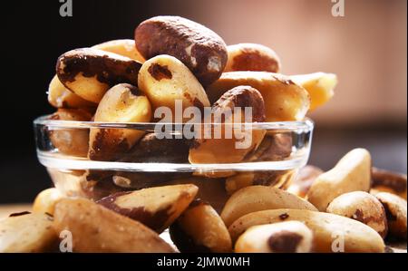 Zusammensetzung mit einer Schüssel geschälte paranüsse. Delikatessen Stockfoto
