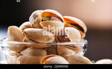 Zusammensetzung mit Schale in Schale Pistazien. Delikatessen Stockfoto