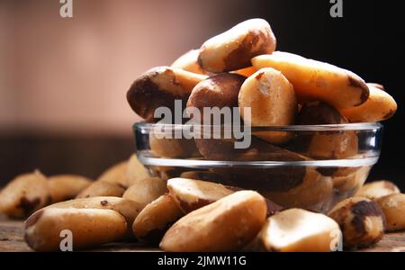 Zusammensetzung mit einer Schüssel geschälte paranüsse. Delikatessen Stockfoto