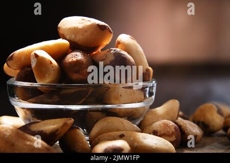 Zusammensetzung mit einer Schüssel geschälte paranüsse. Delikatessen Stockfoto