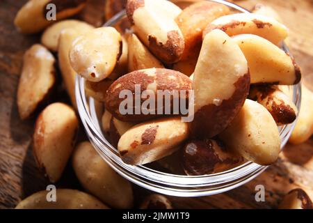 Zusammensetzung mit einer Schüssel geschälte paranüsse. Delikatessen Stockfoto